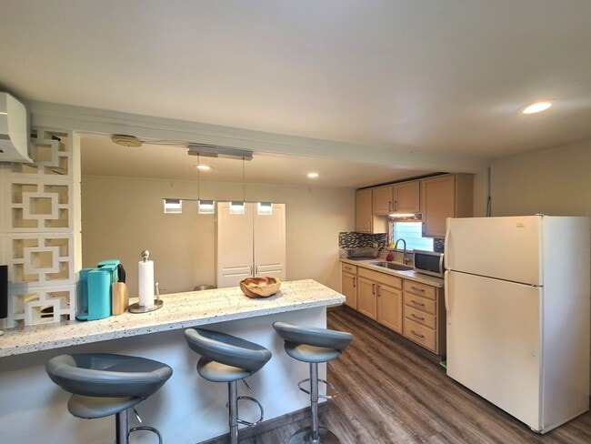 Building Photo - Extra large 1 bedroom, 10 minute walk to b...