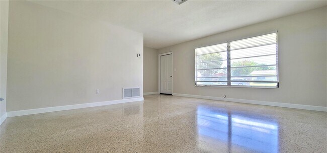 Building Photo - 2449 Edgewater Dr