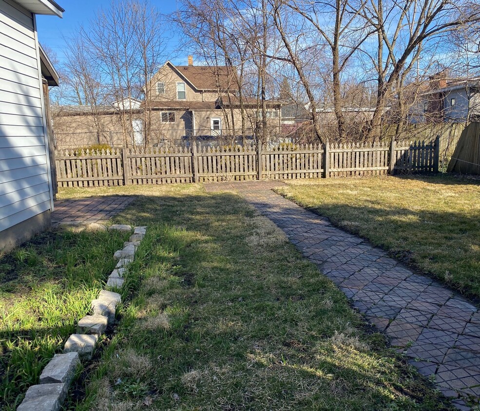 Primary Photo - 150 N Cross St