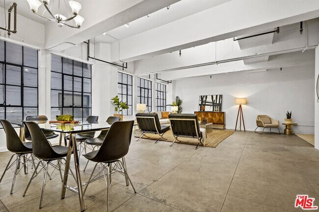 Building Photo - 746 S Los Angeles St