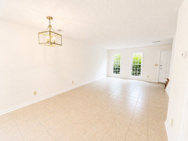 Building Photo - 1323 Sweet Pine Dr