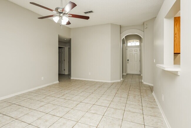 Foto del edificio - 7811 Invermere Blvd N