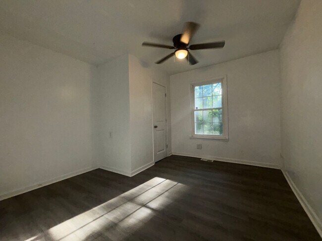 Building Photo - 3 bedroom 2 full bathrooms Available now