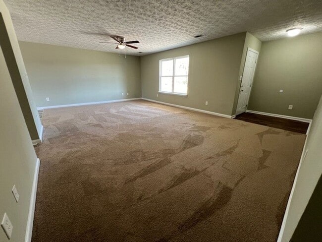 Building Photo - 4 Bedroom, 2 Bath Home