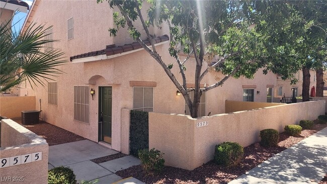 Building Photo - 9579 Belle Fountain Ave