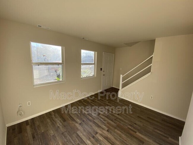 Foto del edificio - 729 Bellows Ave