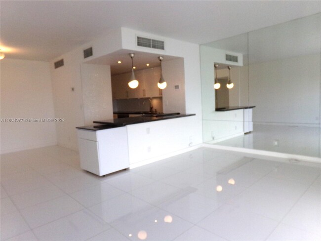 Foto del edificio - 880 NE 69th St