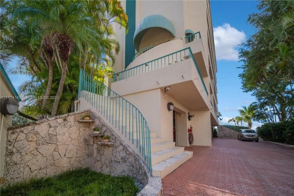 Foto principal - 1638 S Bayshore Ct