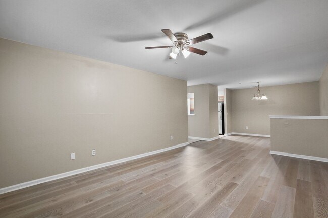 Foto del edificio - Spacious Three-Bedroom Condo with In-Unit Laundry