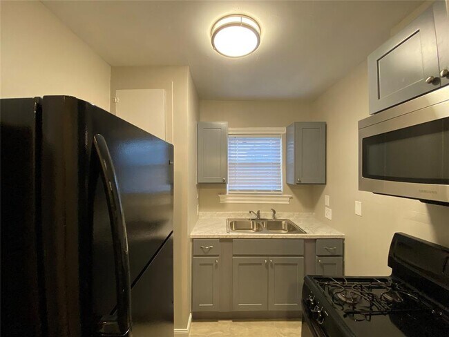 Building Photo - 4219 Lamar St