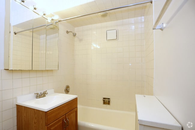 Studio, 1BA Floor Plan #3 - Bathroom - Dearborn North