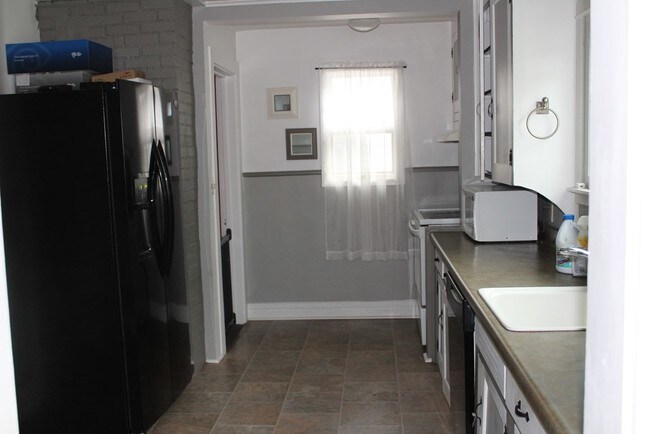 Building Photo - 967 Bridgman St
