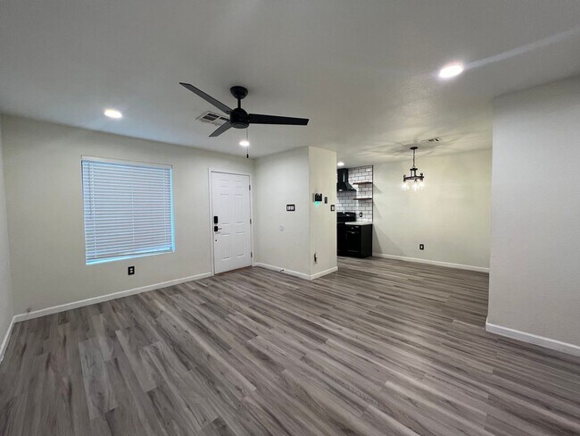 Foto del edificio - NICE 2 BEDROOM TOWNHOME!