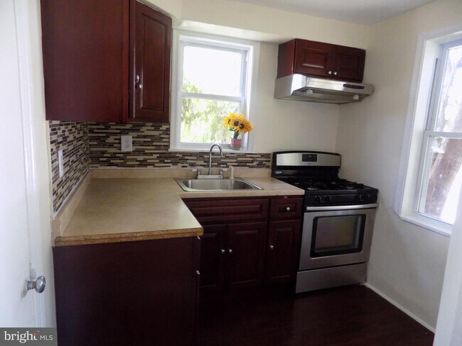 Foto del edificio - 7972 Forrest Ave