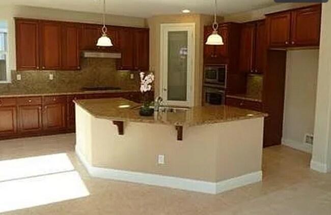 Building Photo - Large 4 bedroom 3 bathroom home with loft.