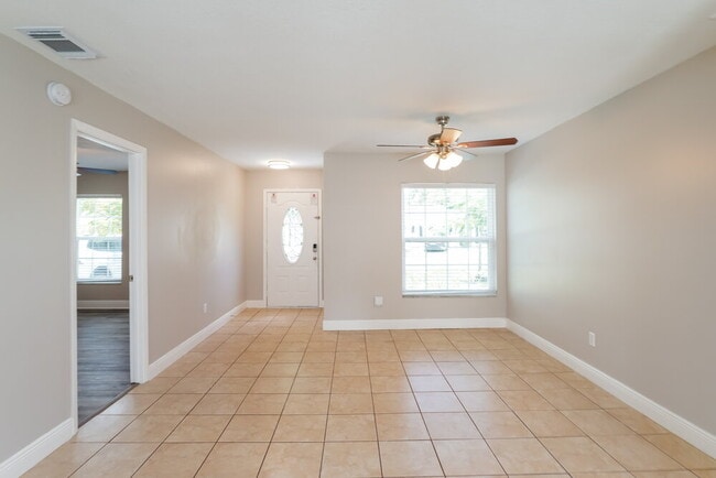 Building Photo - 119 Harness Ln