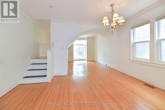 Building Photo - 12 Amroth Ave
