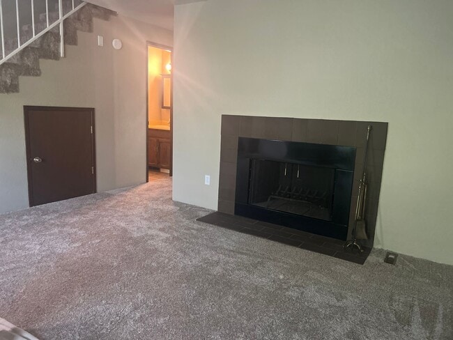 Building Photo - Renovated two bedroom townhouse near downt...