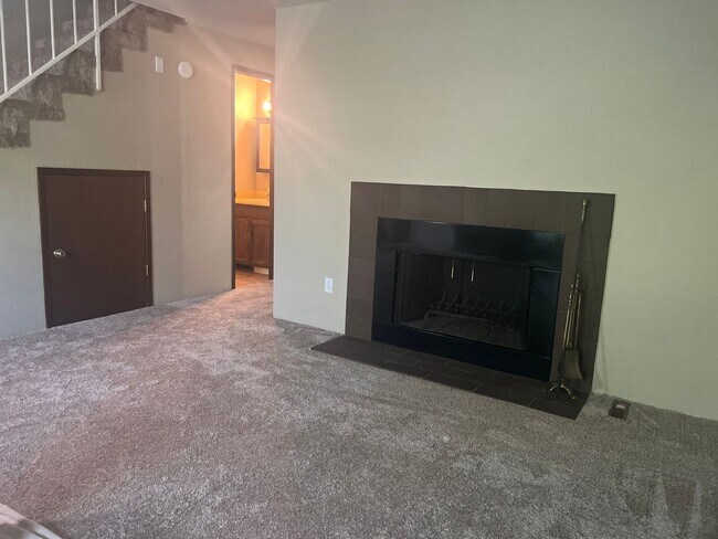 Foto del edificio - Renovated two bedroom townhouse near downt...