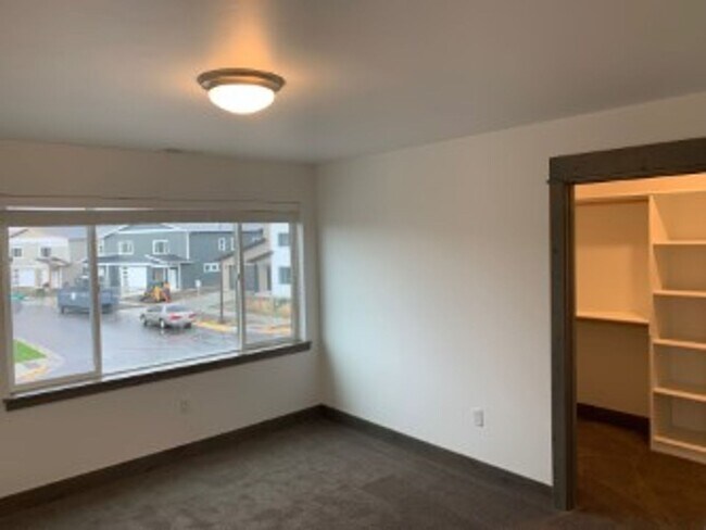 Foto del edificio - 3 Bed/2.5 Bath Townhome! Beautiful Finishes With 2 Patios That Over-Look a Park Setting!