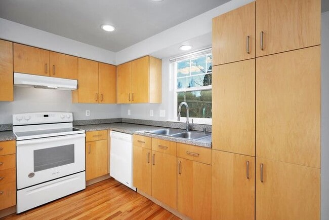 Building Photo - HOLIDAY SPECIAL 1 MONTH FREE RENT!!!! Welcome to The Willows! Tandem garage!