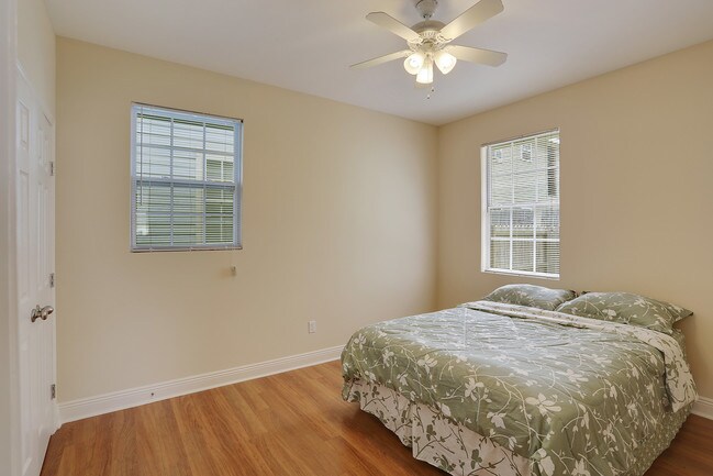 Building Photo - 2410 Oak Pl
