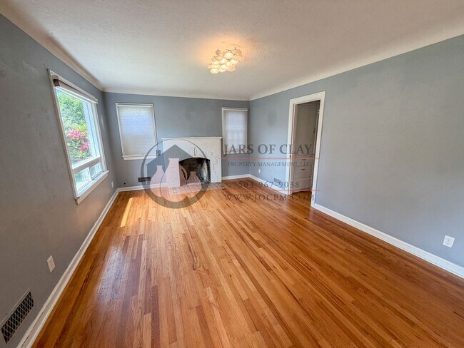 Foto del edificio - Spacious NE Salem Character Home | Pet Friendly | Central Heat