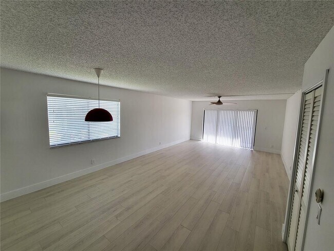 Foto del edificio - 330 Racquet Club Rd
