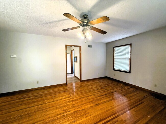Foto del edificio - 5913 E Bellaire Ave