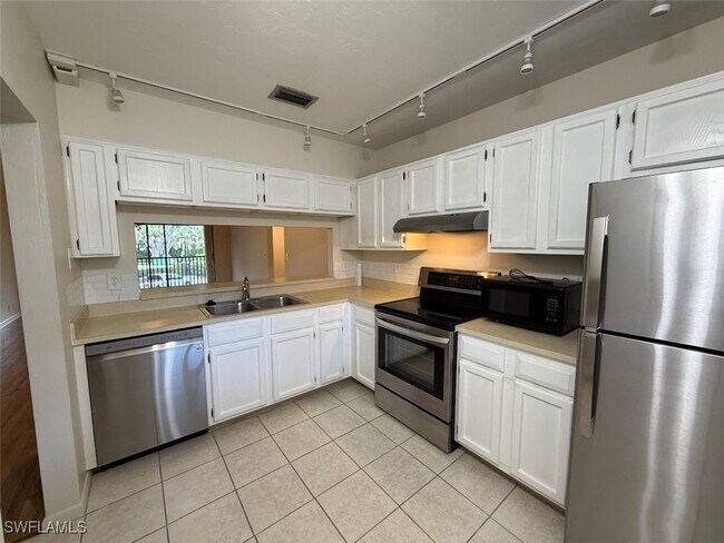 Building Photo - 1801 Courtyard Way