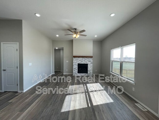 Building Photo - 216 Hickory Hills St