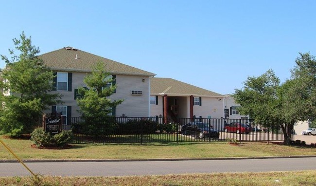 Building Photo - Crestwood Apartments / Extended Stay