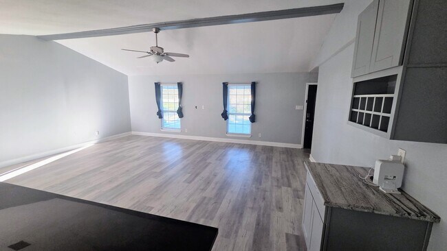 Foto del edificio - 15865 Shatterway Ln