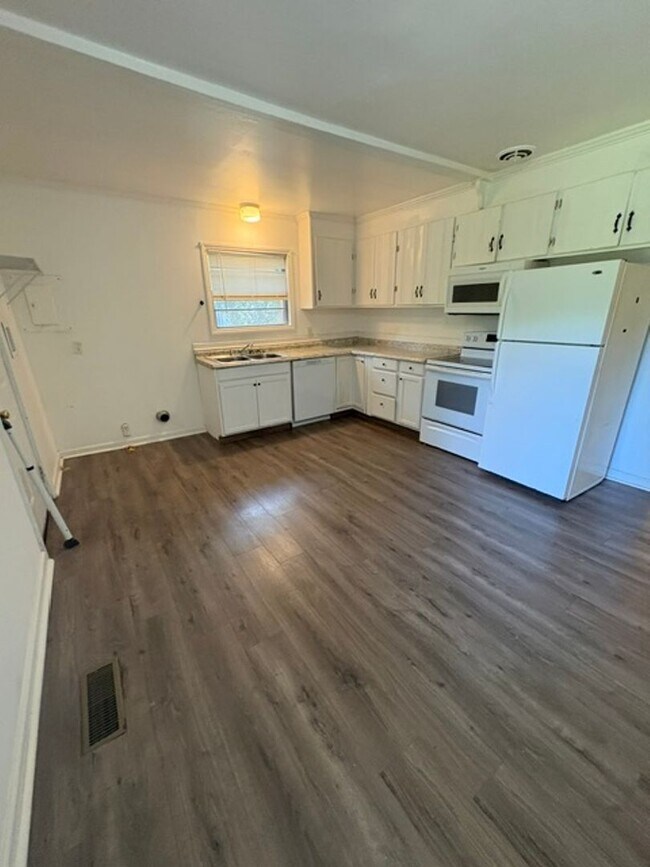 Building Photo - 271 Peachtree Cir