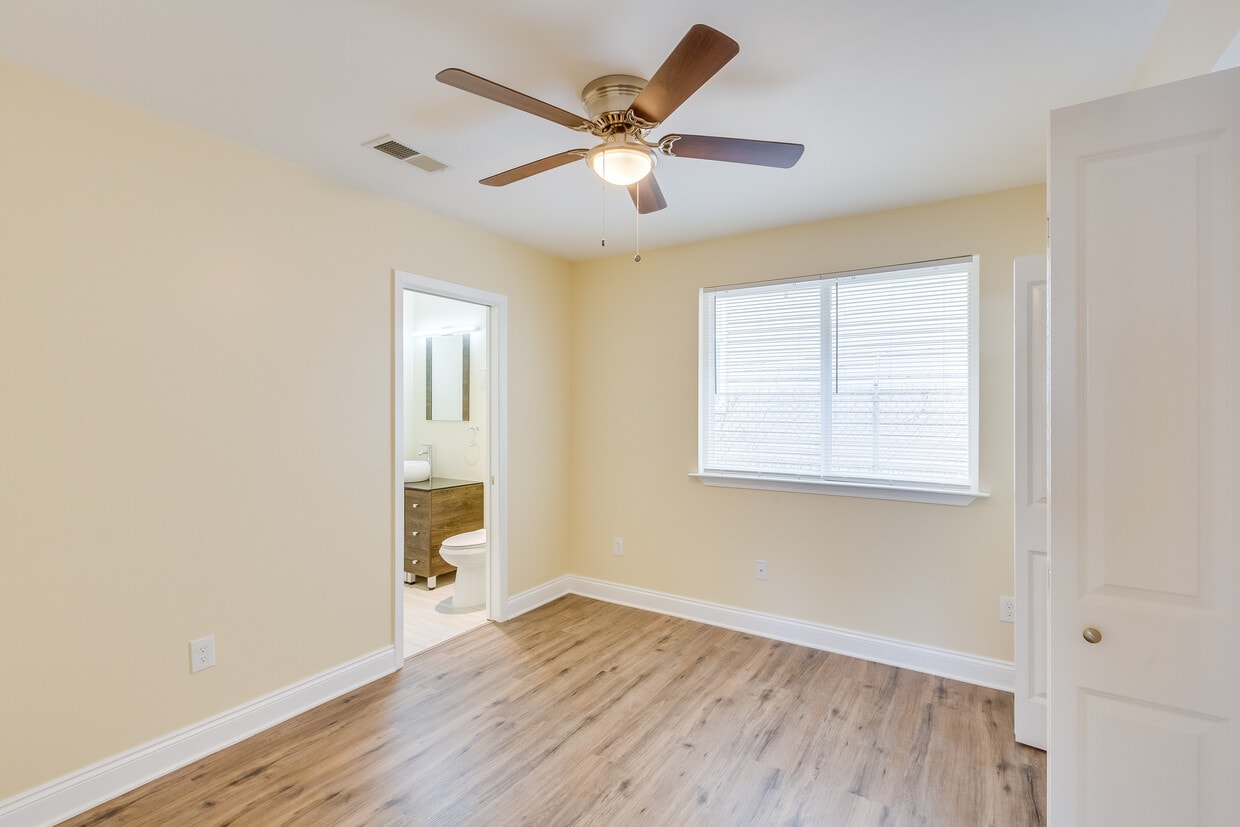 Main Bedroom w/ bathroom access - 1509 Congress St
