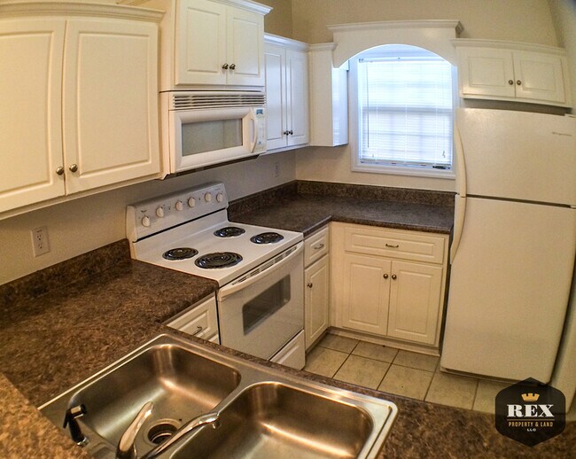 Foto del edificio - Modern 2 bedroom 2.5 bath Townhome with fe...