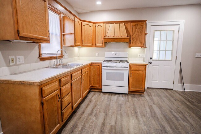 Foto del edificio - Spacious and Beautidul Four Bedroom Home!