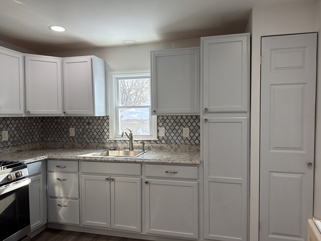 Kitchen - 8 Hideaway Ln