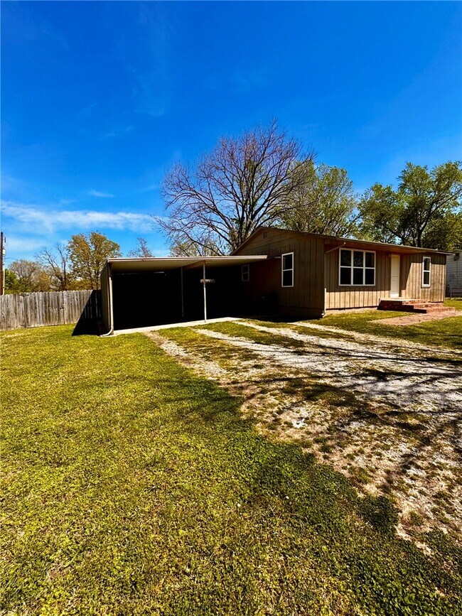 Foto del edificio - 803 E Greenfield St