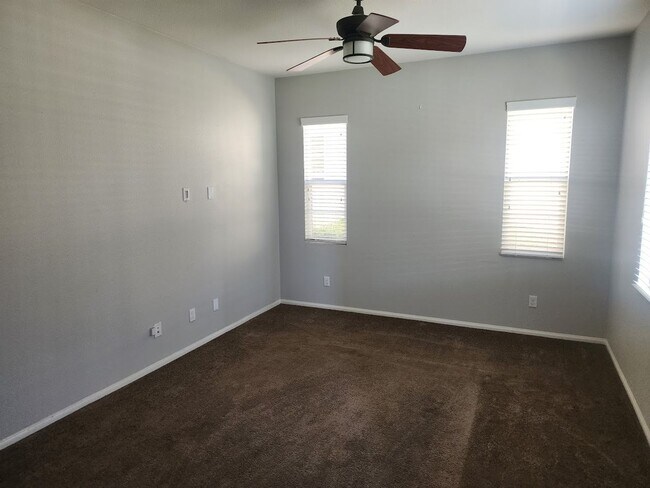 Building Photo - Murrieta 3 bed/2.5 bath Townhome with 2 Ca...