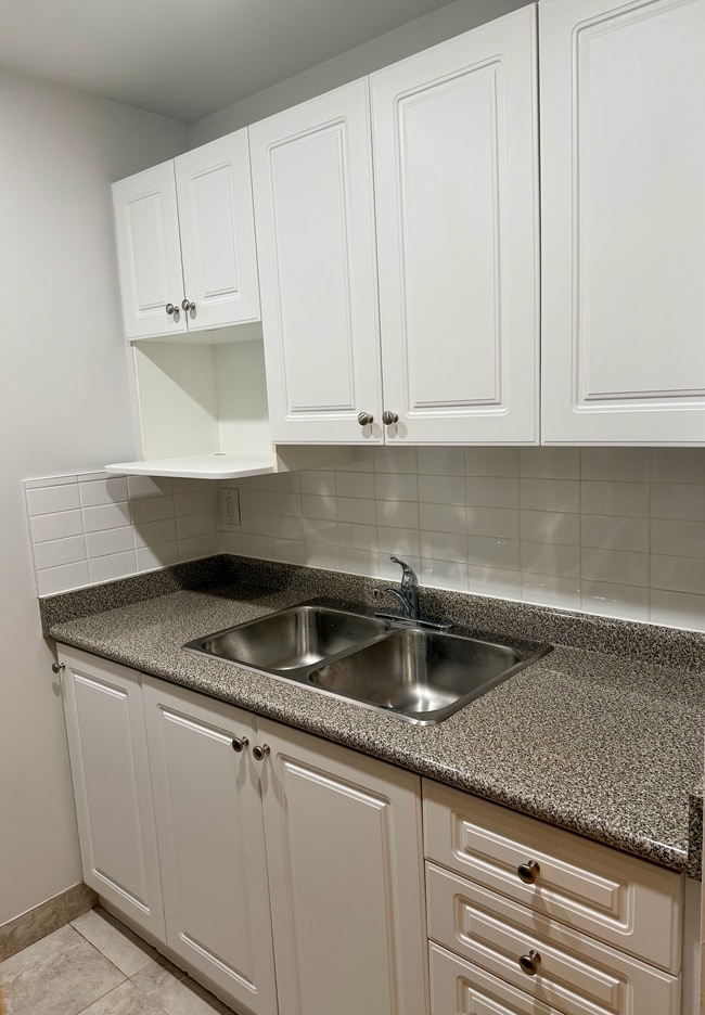 Building Photo - RENOVATED Bachelor with 1 Bath in PRIME ETOBICOKE - Royal York Gardens