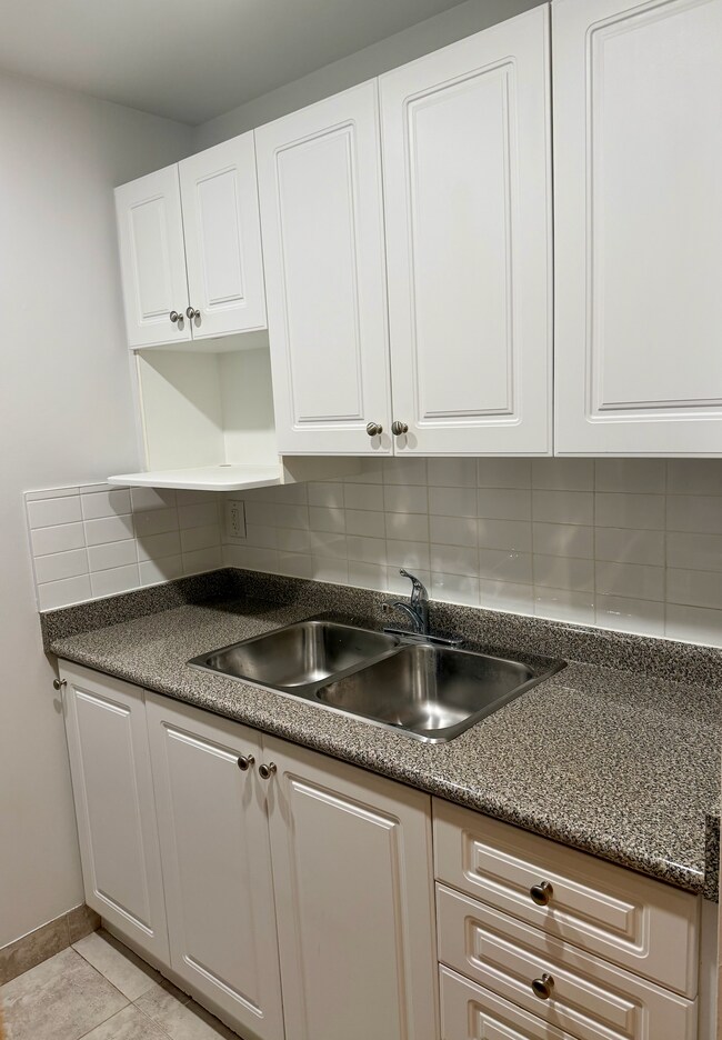 Photo du bâtiment - RENOVATED Bachelor with 1 Bath in PRIME ETOBICOKE - Royal York Gardens