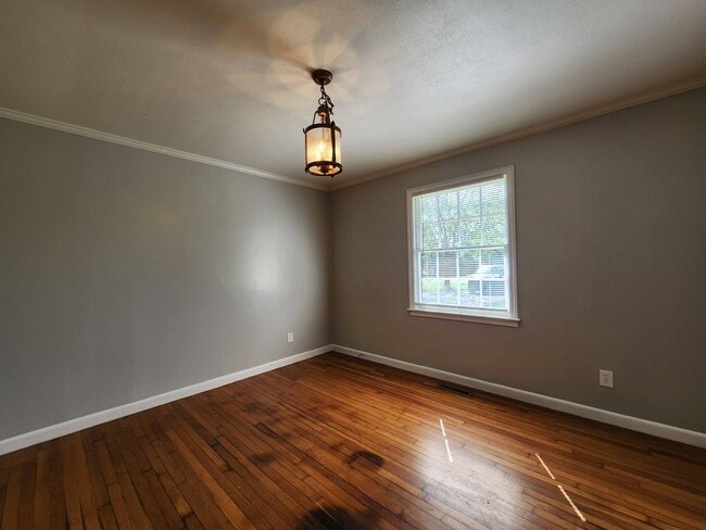 Building Photo - 702 Pineridge Dr