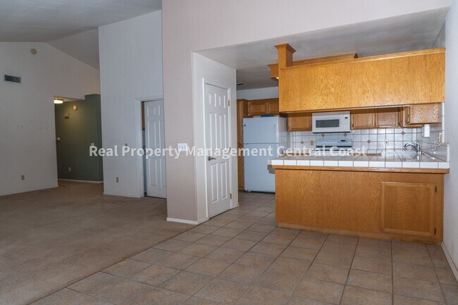Building Photo - AVAILABLE NOW - 3 Bedroom / 2 Bath Templet...