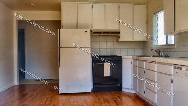 Building Photo - Darling Two Bedroom With Large Fenced Yard...