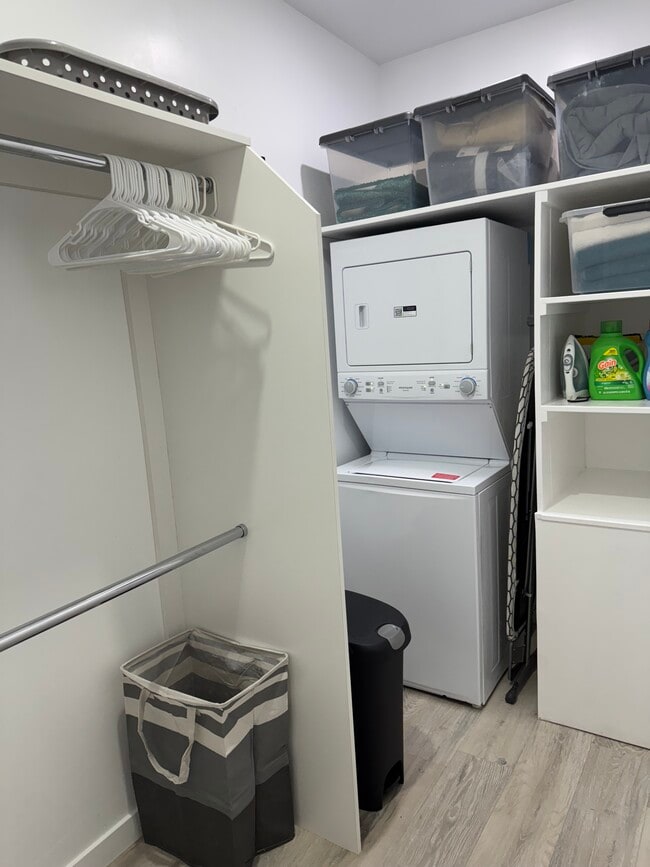 Foto del edificio - 1023 N Gage Ave