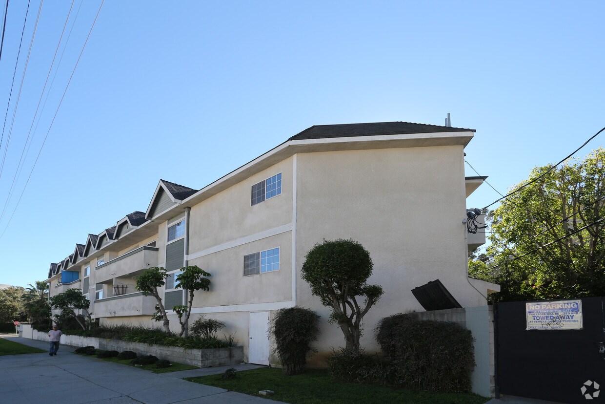 Building Photo - 10201 Woodbine St