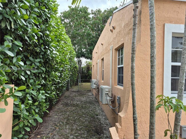 Foto del edificio - 28 NE 49th St