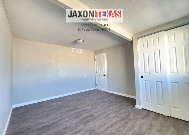 Foto del edificio - 5593 Hunt Ct