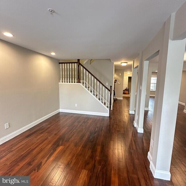 Building Photo - 1650 Mayfield Cir
